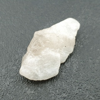 Kamień księżycowy bryłka z dziurką 28x15 mm nr 12