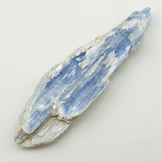 Kyanit surowy 58x17 mm nr 334