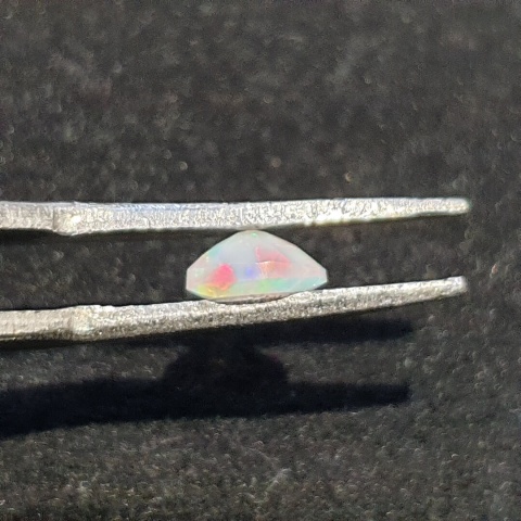 Opal z Etiopii fasetowany 6x4 mm nr A250