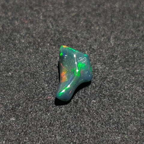 Czarny opal etiopski bryłka polerowana 10x6 mm nr 69