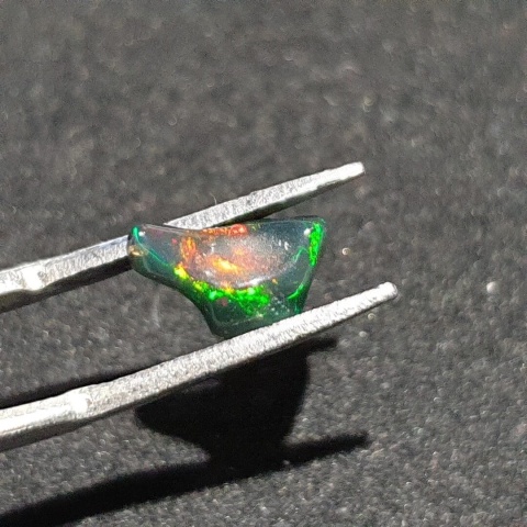 Czarny opal etiopski bryłka polerowana 10x6 mm nr 69