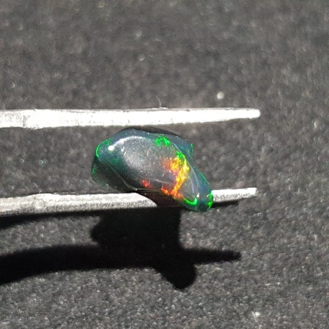 Czarny opal etiopski bryłka polerowana 10x6 mm nr 69