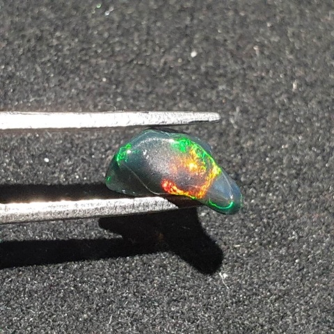 Czarny opal etiopski bryłka polerowana 10x6 mm nr 69