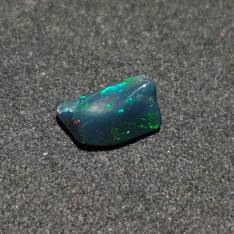 Czarny opal etiopski bryłka polerowana 11x6 mm nr 95