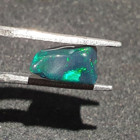 Czarny opal etiopski bryłka polerowana 11x6 mm nr 95