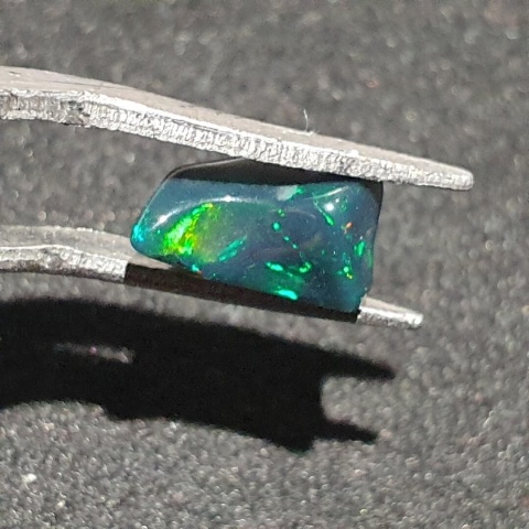 Czarny opal etiopski bryłka polerowana 11x6 mm nr 95