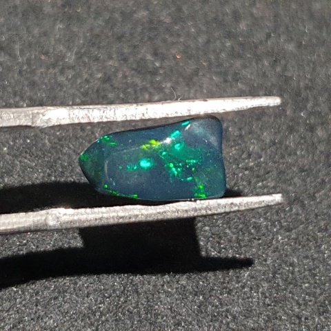 Czarny opal etiopski bryłka polerowana 11x6 mm nr 95