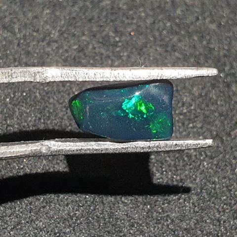 Czarny opal etiopski bryłka polerowana 11x6 mm nr 95