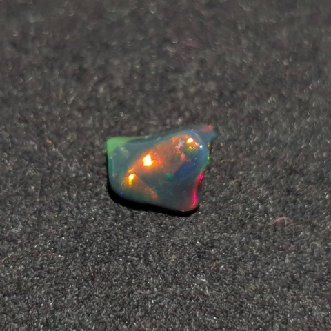 Czarny opal etiopski bryłka polerowana 8x6 mm nr 86