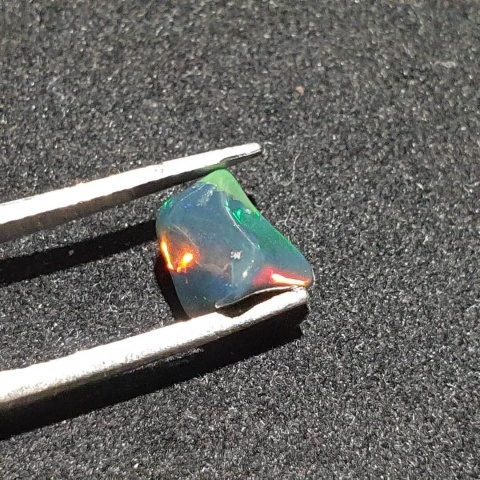 Czarny opal etiopski bryłka polerowana 8x6 mm nr 86