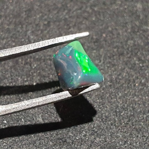 Czarny opal etiopski bryłka polerowana 8x6 mm nr 86