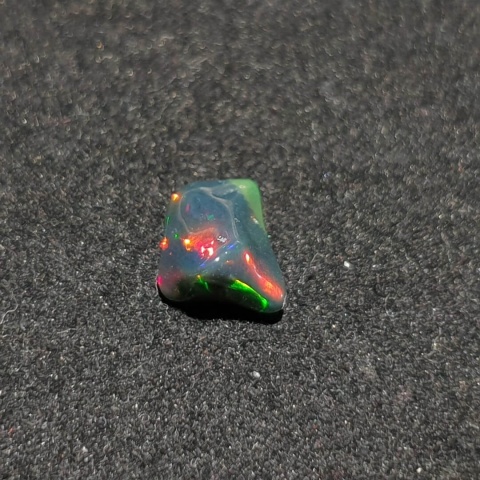 Czarny opal etiopski bryłka polerowana 8x6 mm nr 86