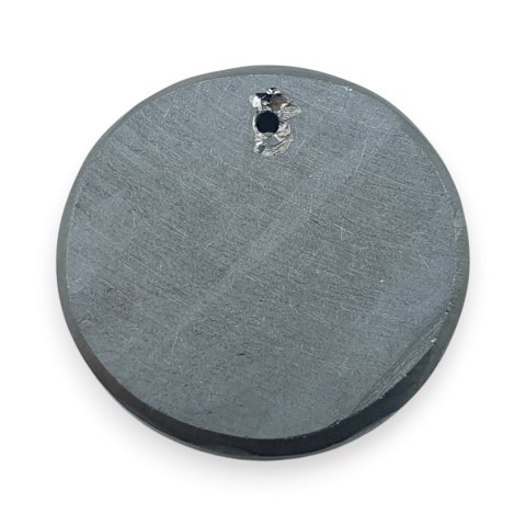 Szungit szlachetny kaboszon z dziurką fi 18 mm nr 34