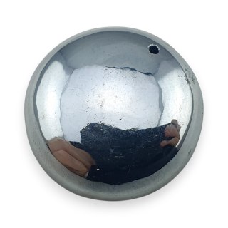 Szungit szlachetny kaboszon z dziurką fi 23 mm nr 21