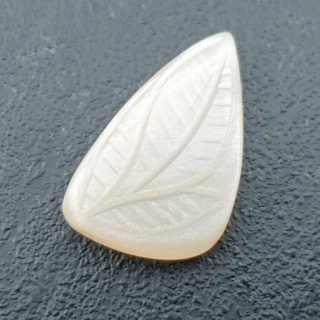 Kamień księżycowy biały kaboszon carved 26x15 mm nr 282