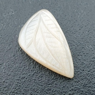 Kamień księżycowy biały kaboszon carved 26x15 mm nr 282