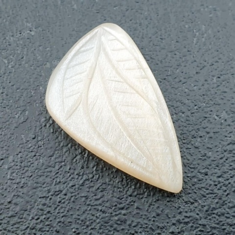 Kamień księżycowy biały kaboszon carved 26x15 mm nr 282