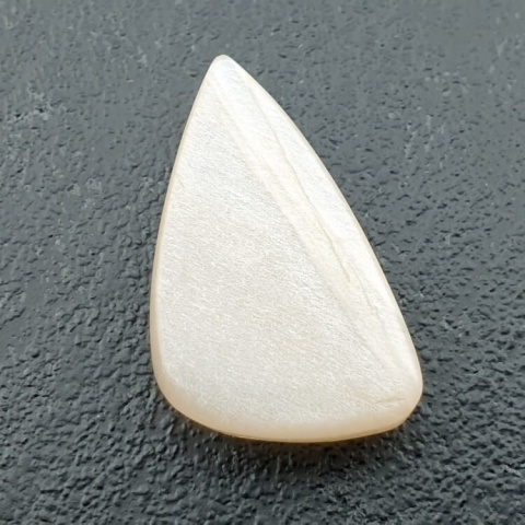 Kamień księżycowy biały kaboszon carved 26x15 mm nr 282