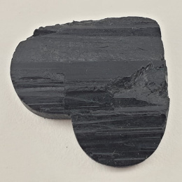 Czarny turmalin kaboszon surowy 33x29 mm nr 252