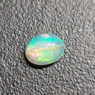 Opal z Etiopii kaboszon 9x7 mm nr 335