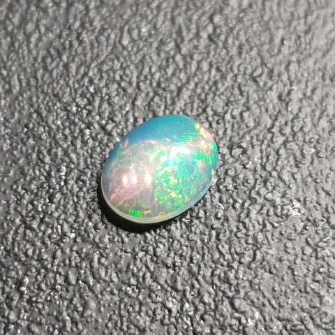 Opal z Etiopii kaboszon 9x7 mm nr 336