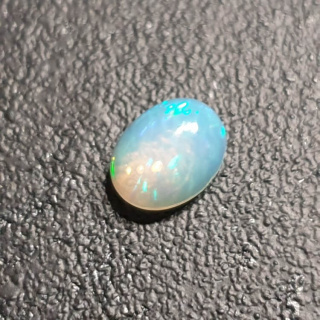 Opal z Etiopii kaboszon 9x7 mm nr 338