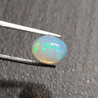 Opal z Etiopii kaboszon 9x7 mm nr 338