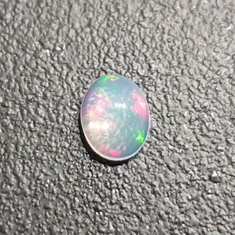 Opal z Etiopii kaboszon 9x7 mm nr 343