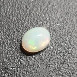 Opal z Etiopii kaboszon 9x7 mm nr 352