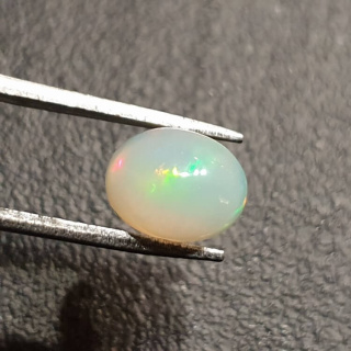 Opal z Etiopii kaboszon 9x7 mm nr 352