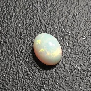 Opal z Etiopii kaboszon 8x6 mm nr 363