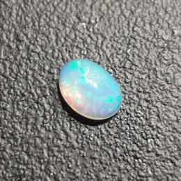 Opal z Etiopii kaboszon 8x6 mm nr 367