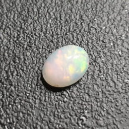 Opal z Etiopii kaboszon 8x6 mm nr 368