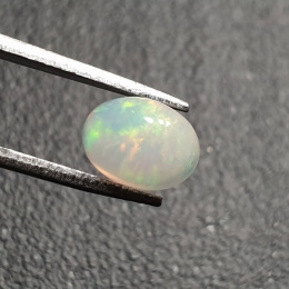 Opal z Etiopii kaboszon 8x6 mm nr 368