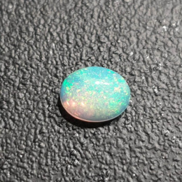 Opal z Etiopii kaboszon 8x6 mm nr 370