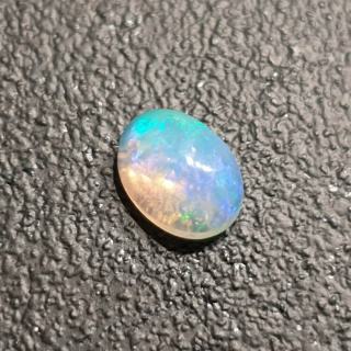 Opal z Etiopii kaboszon 8x6 mm nr 371