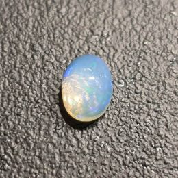 Opal z Etiopii kaboszon 8x6 mm nr 373