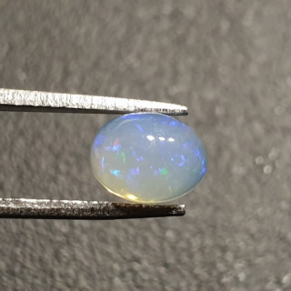 Opal z Etiopii kaboszon 8x6 mm nr 373