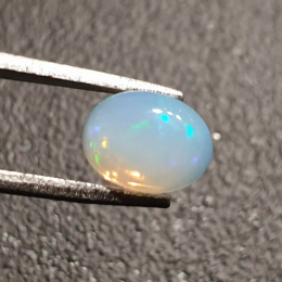 Opal z Etiopii kaboszon 8x6 mm nr 374