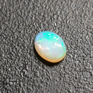 Opal z Etiopii kaboszon 8x6 mm nr 376