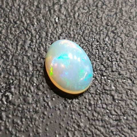 Opal z Etiopii kaboszon 8x6 mm nr 376