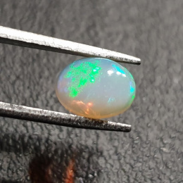 Opal z Etiopii kaboszon 8x6 mm nr 376