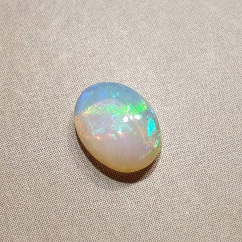 Opal z Etiopii kaboszon 8x6 mm nr 376