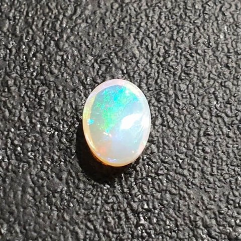 Opal z Etiopii kaboszon 8x6 mm nr 376