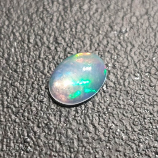 Opal z Etiopii kaboszon 8x6 mm nr 381