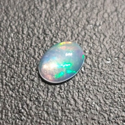 Opal z Etiopii kaboszon 8x6 mm nr 381