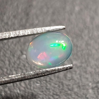 Opal z Etiopii kaboszon 8x6 mm nr 381