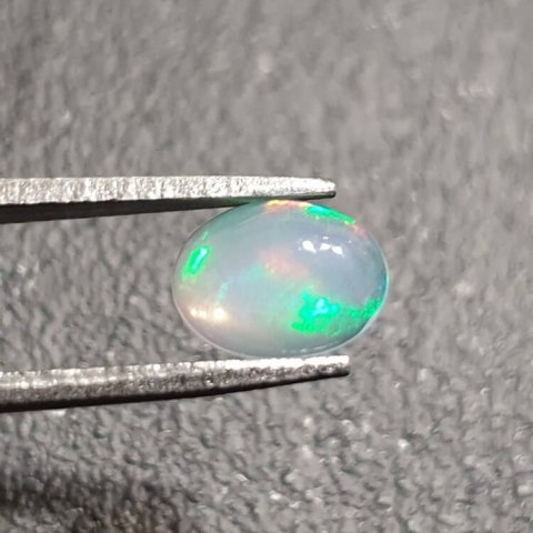 Opal z Etiopii kaboszon 8x6 mm nr 381