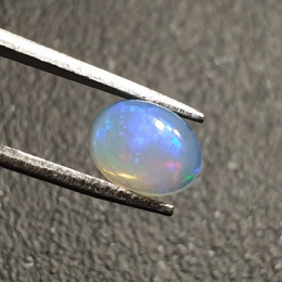 Opal z Etiopii kaboszon 8x6 mm nr 383
