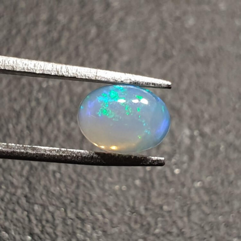 Opal z Etiopii kaboszon 8x6 mm nr 383